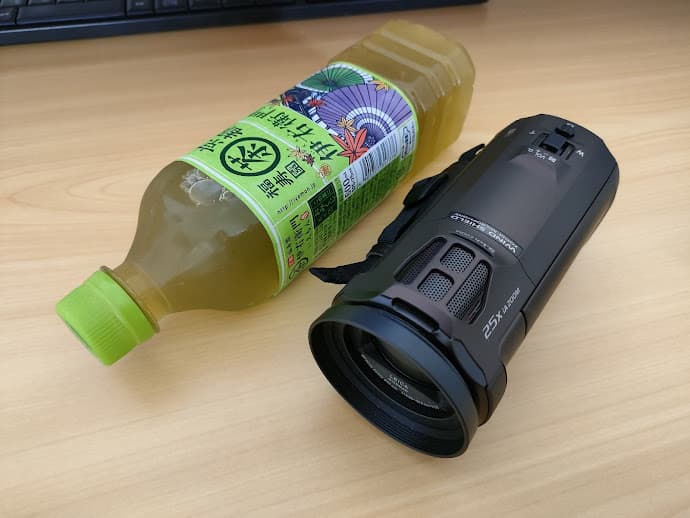 HC-VX992MSの大きさ ペットボトルと同じ位