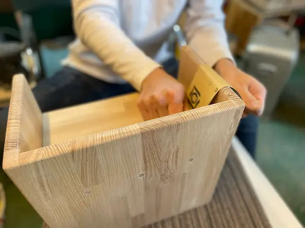 ハコイスの制作工程(磨く)