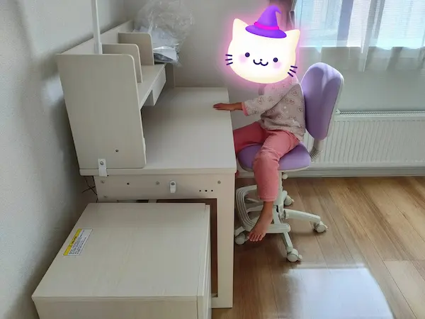 ニトリくみあわせデスク 6歳の子が座ったイメージ